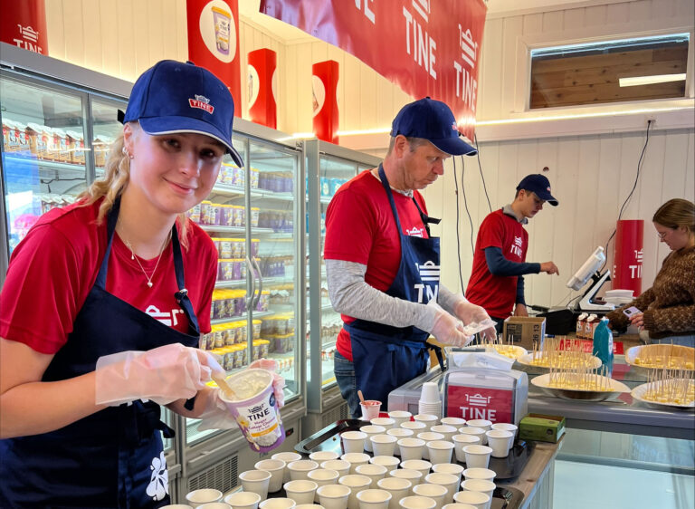 Landbrukshallen, folk fra Tine serverer smaksprøver